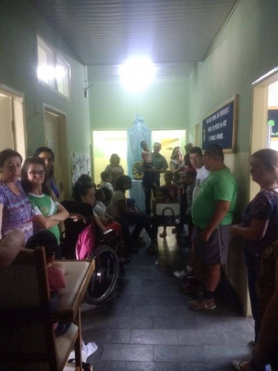 Frei Camilo visita a APAE e abençoa alunos e funcionários 