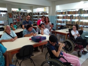 Alunos da APAE visitam  biblioteca da Escola Estadual São Sebastião