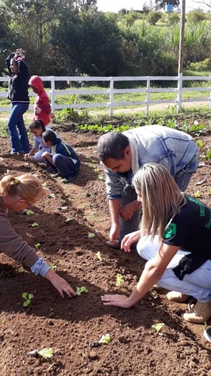 Alunos visitam Escola Agrícola no Dia do Meio Ambiente 