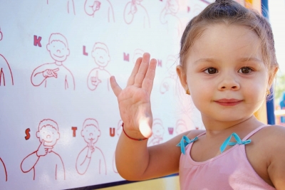 Saiba mais sobre a linguagem de sinais - Libras 